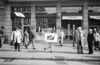 Image of sheet 19900170 photo 28: Am Paradeplatz startet die Aktion »Fotografieren verboten«, Zürich 1990. 
Tafel «Gerede» . Emil Sonderegger Oberstdivisionär Kommandant der Ordunungstruppen in Zürich.
leitete 1916 Aktion gegen Arbeiter in Zürich. Stefan Nestler. Kind. VBZ Kasten alter. Tafel mit Mona Lisa als Mona Sonderegger. Aleks Weber (gest.) Aktion übernommen von Kurt Buchwald, Photograph Berlin. Zwei Küssende und Tafel. Sabine Zürich