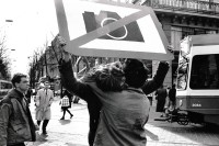 Image of sheet 19900170 photo 31: Während einer Protestaktion »Fotografieren verboten«, Zürich 1990.
küsst sich ein Liebespaar am Paradeplatz Kuss Küssen  kiss Schweiz Switzerland kunst action Aktion Tram Strassenbahn youth protest Bahnhofstrasse
by Kurt Buchwald
