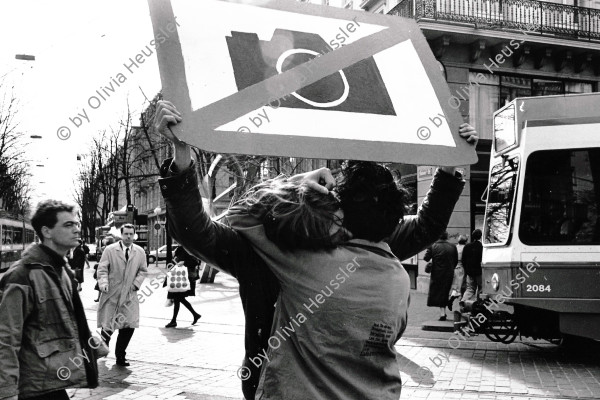 Image of sheet 19900170 photo 31: Während einer Protestaktion »Fotografieren verboten«, Zürich 1990.
küsst sich ein Liebespaar am Paradeplatz Kuss Küssen  kiss Schweiz Switzerland kunst action Aktion Tram Strassenbahn youth protest Bahnhofstrasse
by Kurt Buchwald