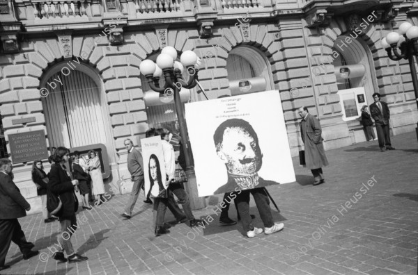 Image of sheet 19900170 photo 8: Am Paradeplatz startet die Aktion »Fotografieren verboten«, Zürich 1990. 
Tafel «Gerede» . Emil Sonderegger Oberstdivisionär Kommandant der Ordunungstruppen in Zürich.
leitete 1916 Aktion gegen Arbeiter in Zürich.  Tafel mit Mona Lisa als Mona Sonderegger. Aleks Weber (gest.)