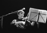 Image of sheet 19900180 photo 0: Fred Frith im Konzert mit »Keep the Dog« in der Roten Fabrik, Zürich 1990.