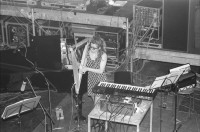 Image of sheet 19900180 photo 18: Zeena Parkins im Konzert mit »Keep the Dog« (mit Fred Frith) in der Roten Fabrik, Zürich 1990.
