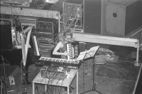 Image of sheet 19900180 photo 21: Gruppe 'Keep the Dog ' mit Fred Frith und Bob Ostertag. Portrait. FaZ und WOZ Konzert in der Roten Fabrik.