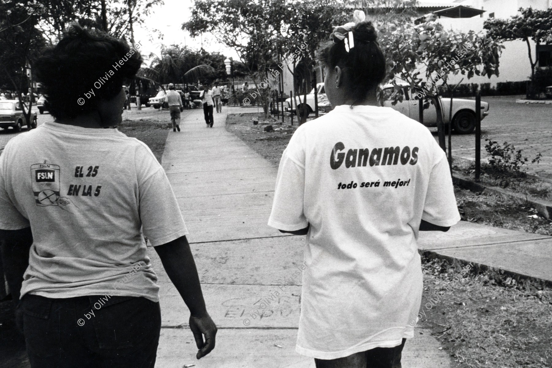 Image of sheet 19900201 photo 12: 'Ganamos todo sera mejor!' 'Wir haben gewonnen, alles wird besser' T-Shirt von Sandinisten. Auf Rücken. Obwohl die Sandinisten die Wahlen verloren haben.  Managua Nicaragua 1990