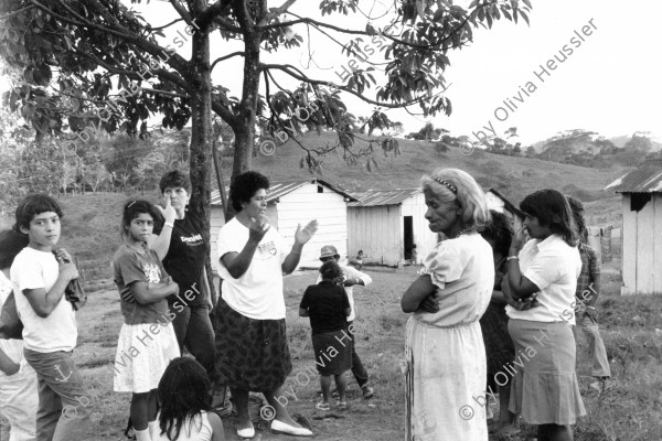 Image of sheet 19900220 photo 22: Mit Anna Qruiqillon und Esmeralda (beide ATC) Asociacion de Trabajadores del 
Campo, Coffee plantation union work worker women woman sandinist coop
America central mujeres organisadas farmer cooperatives coffee organisation NGO ONG SAH AOS