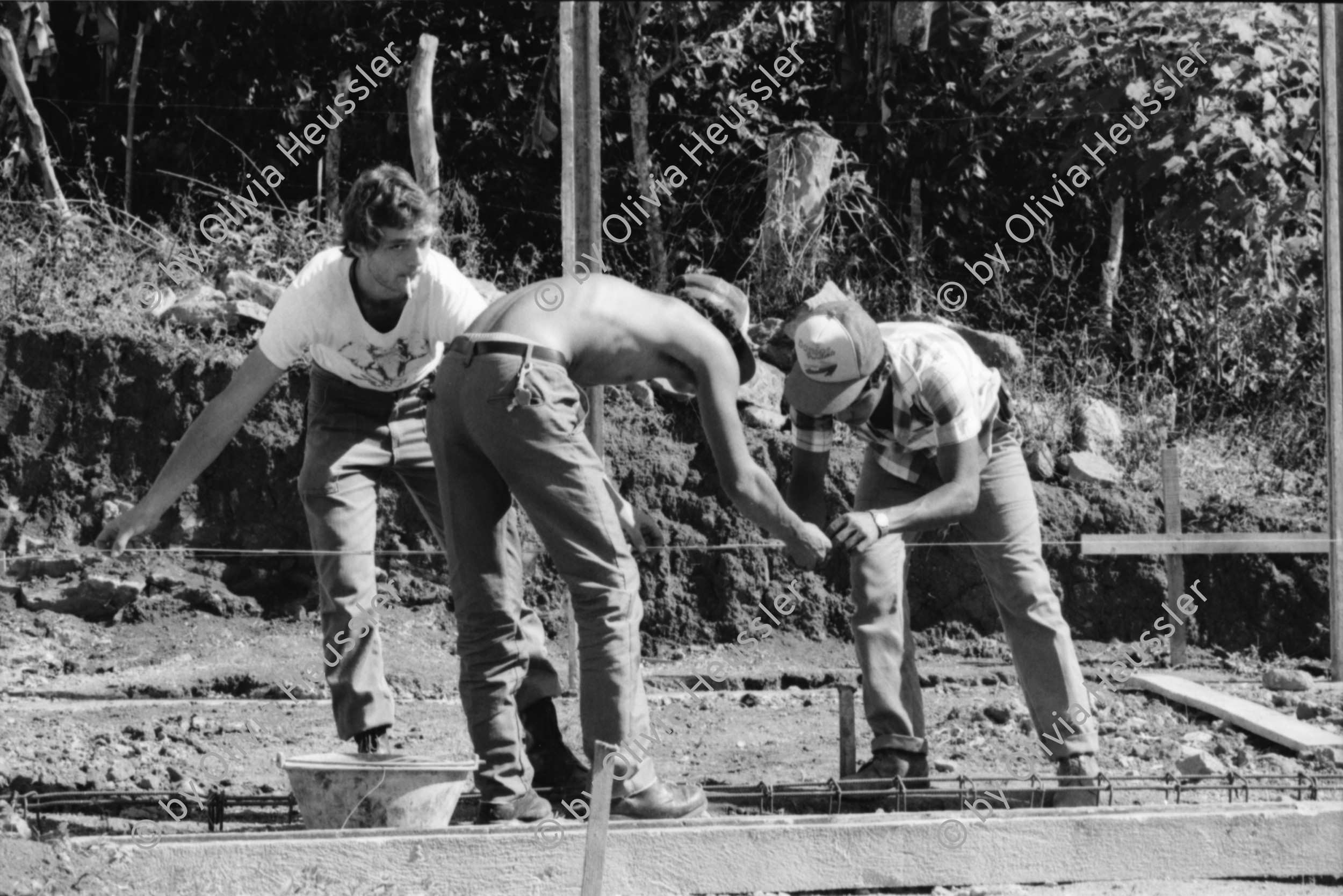 Image of sheet 19900220 photo 28: Mit Anna Qruiqillon und Esmeralda (beide ATC) Asociacion de Trabajadores del Campo, fuhr ich in Private Haciendas um eine Umfrage unter den Landarbeiterinnen nach den Von den Sandinisten verlorenen Wahlen zu starten. Es hat sich nichts verändert Später Besuch bei den CH - er Schweizer Brigaden in La Dalia Schreiner-projekt Matagalpa Nicaragua 1990