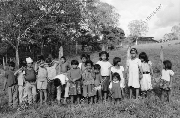 Image of sheet 19900220 photo 7: Mit Anna Qruiqillon und Esmeralda (beide ATC) Asociacion de Trabajadores del Campo, fuhr ich in Private Haciendas um eine Umfrage unter den Landarbeiterinnen nach den Von den Sandinisten verlorenen Wahlen zu starten. Es hat sich nichts verändert Später Besuch bei den CH - er Schweizer Brigaden in La Dalia Schreiner-projekt Matagalpa Nicaragua 1990