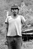 Image of sheet 19900230 photo 19: © 1990, OLIVIA HEUSSLER / www.clic.li
Junger Bauer und Arm amputierter behinderter Kriegsinvalider der Kooperative. Polo de Yale Kooperative Landwirtschafts Cooperative
Nicaragua 1990 war disabled invalid farmer young man EPS gorro basket cap 

Young farmer and arm amputated disabled in the agricultural cooperative. √ farming war soldier army portrait man central america campesino