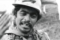 Image of sheet 19900230 photo 34: © 1990, OLIVIA HEUSSLER / www.clic.li
Polo de Yale
Portrait Bauer Campesino Sandinist Revolution Kooperative.
Nicaragua 1990 Matagalpa √ Portrait cooperative Amercia central FSLN Baseball cap hut Zahnlücke 
farmer Ismael Matamorro