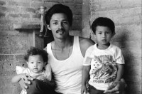 Image of sheet 19900240 photo 0: Portraits X (Vater mit seinen zwei Knaben bei Yale) Donaldo Altamirano, Maler, Bayardo Gamez auch Maler, Masken und Hufeisen. Strasse von Esteli Zwei Kühe. Feuerzeichen in Haut. Entwicklungshelfer aus der DDR. Juanita Brüssel am Computer. Projekt Plantas Medicinales tradicionales ISNAYA . Bibliothek und Apotheke mit Doktor. Dona Rugama (Mutter von Leonel Rugama) Nica. Poet. Tabak Tabakpflanzen eingepackt. Feld Esteli Nicaragua 1990

Tobacco plants are being covered with paper bags so that the seeds can be collected.