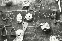 Image of sheet 19900240 photo 16: Im Atelier von Bayardo Gamez auch Kunstmaler Maler, Masken und Hufeisen. Esteli Nicaragua 1990 Segovias √ artist painter studio taller de nicaraguan central american