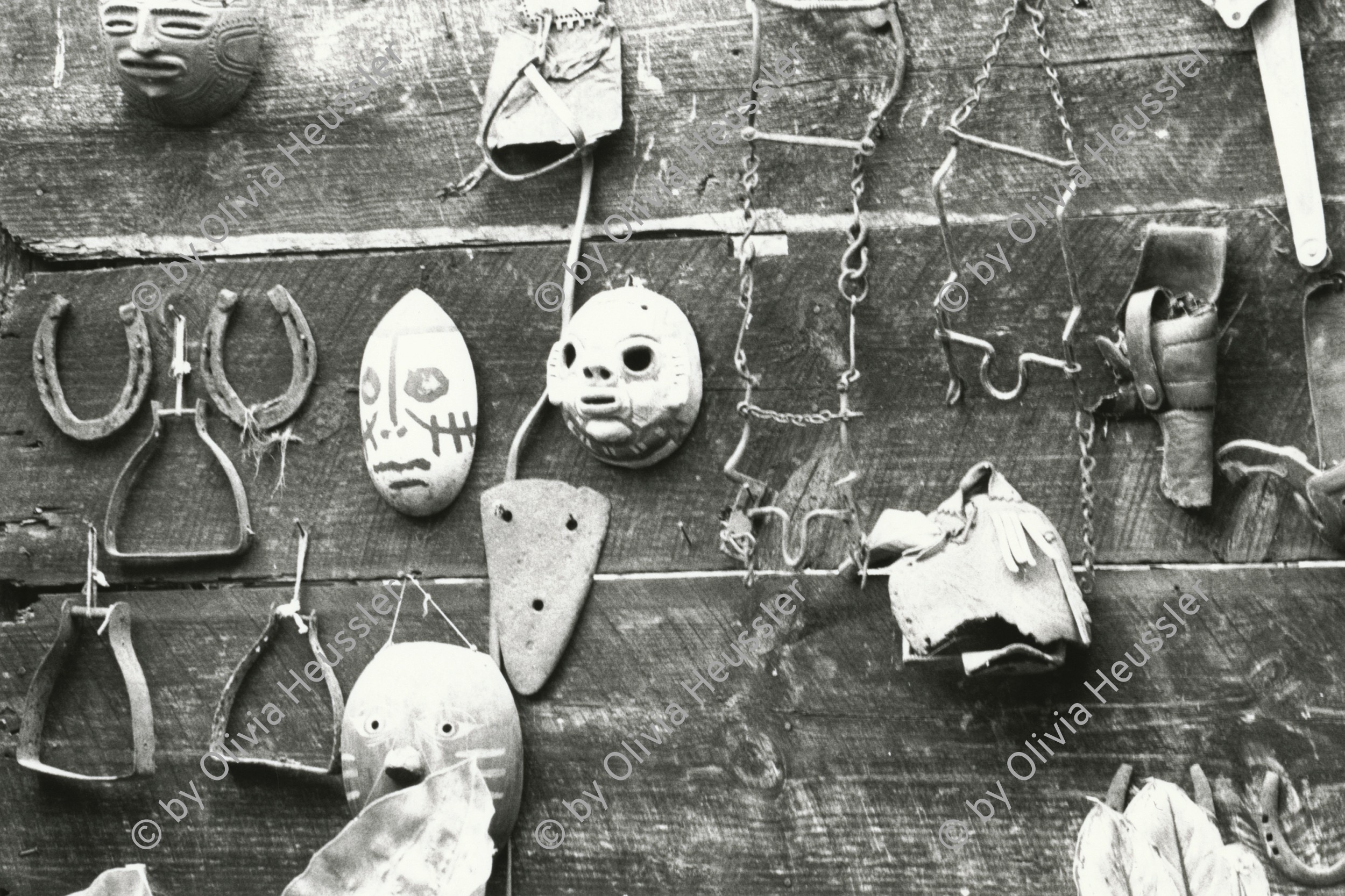 Image of sheet 19900240 photo 16: Im Atelier von Bayardo Gamez auch Kunstmaler Maler, Masken und Hufeisen. Esteli Nicaragua 1990 Segovias √ artist painter studio taller de nicaraguan central american