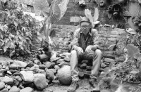 Image of sheet 19900240 photo 9: Portraits X (Vater mit seinen zwei Knaben bei Yale) Donaldo Altamirano, Maler, Bayardo Gamez auch Maler, Masken und Hufeisen. Strasse von Esteli Zwei Kühe. Feuerzeichen in Haut. Entwicklungshelfer aus der DDR. Juanita Brüssel am Computer. Projekt Plantas Medicinales tradicionales ISNAYA . Bibliothek und Apotheke mit Doktor. Dona Rugama (Mutter von Leonel Rugama) Nica. Poet. Tabak Tabakpflanzen eingepackt. Feld Esteli Nicaragua 1990


Tobacco plants are being covered with paper bags so that the seeds can be collected.