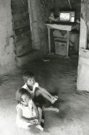 Image of sheet 19900250 photo 19900250: Zwei Kinder sitzen vor einem TV Gerät Television media auf dem Erd Boden. Erde Nicaragua. 1990 √ children salon sitting on the earth America central child boy and girl Mädchen und Knabe