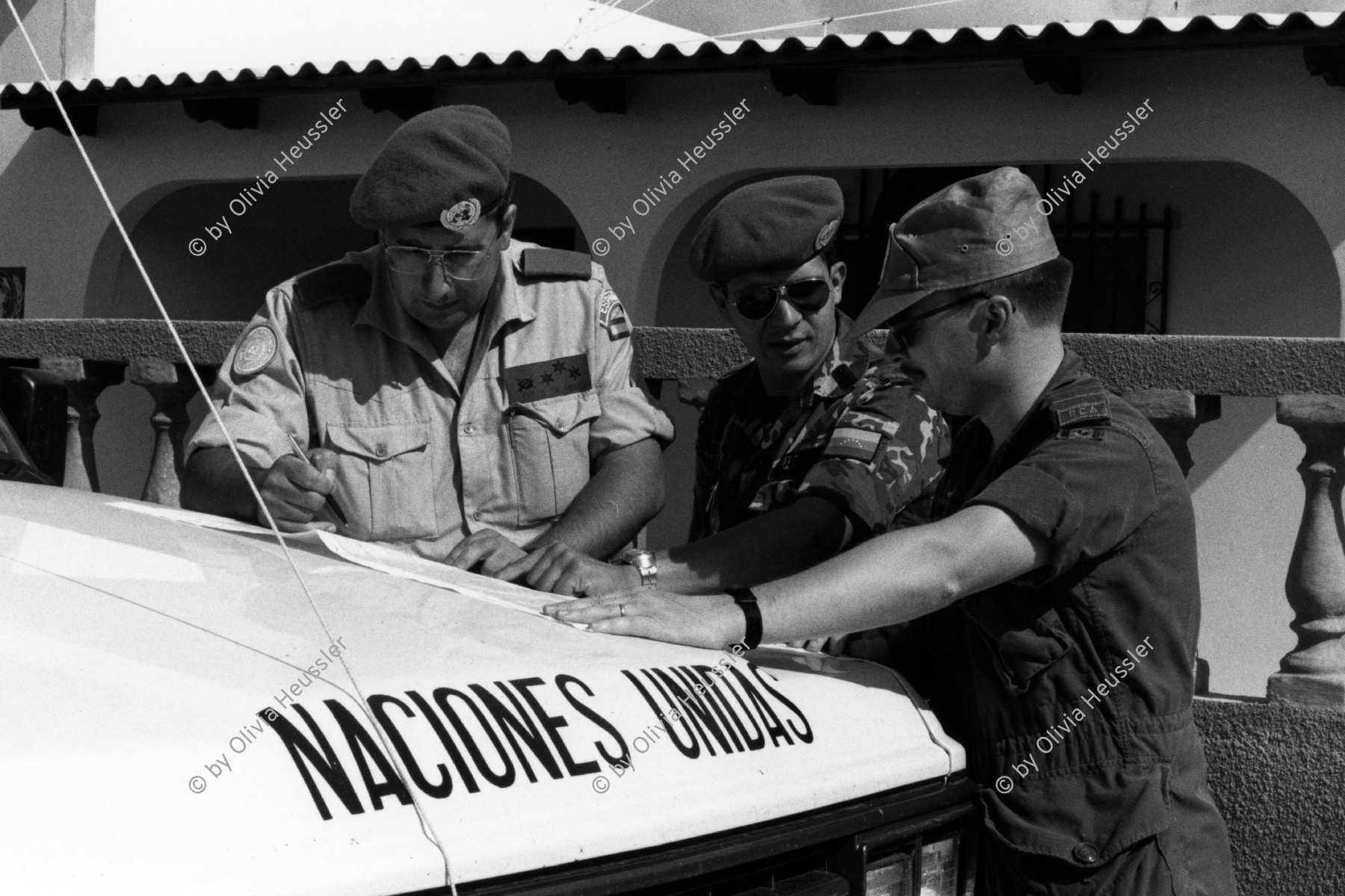 Image of sheet 19900250 photo 25: UNO Soldaten aus Venezuela, Kanada und Spanien erkundigen sich über die Lage bei der Entwaffnung der von den USA unterstützten Contrarebellen Honduras. 1990 Danli √