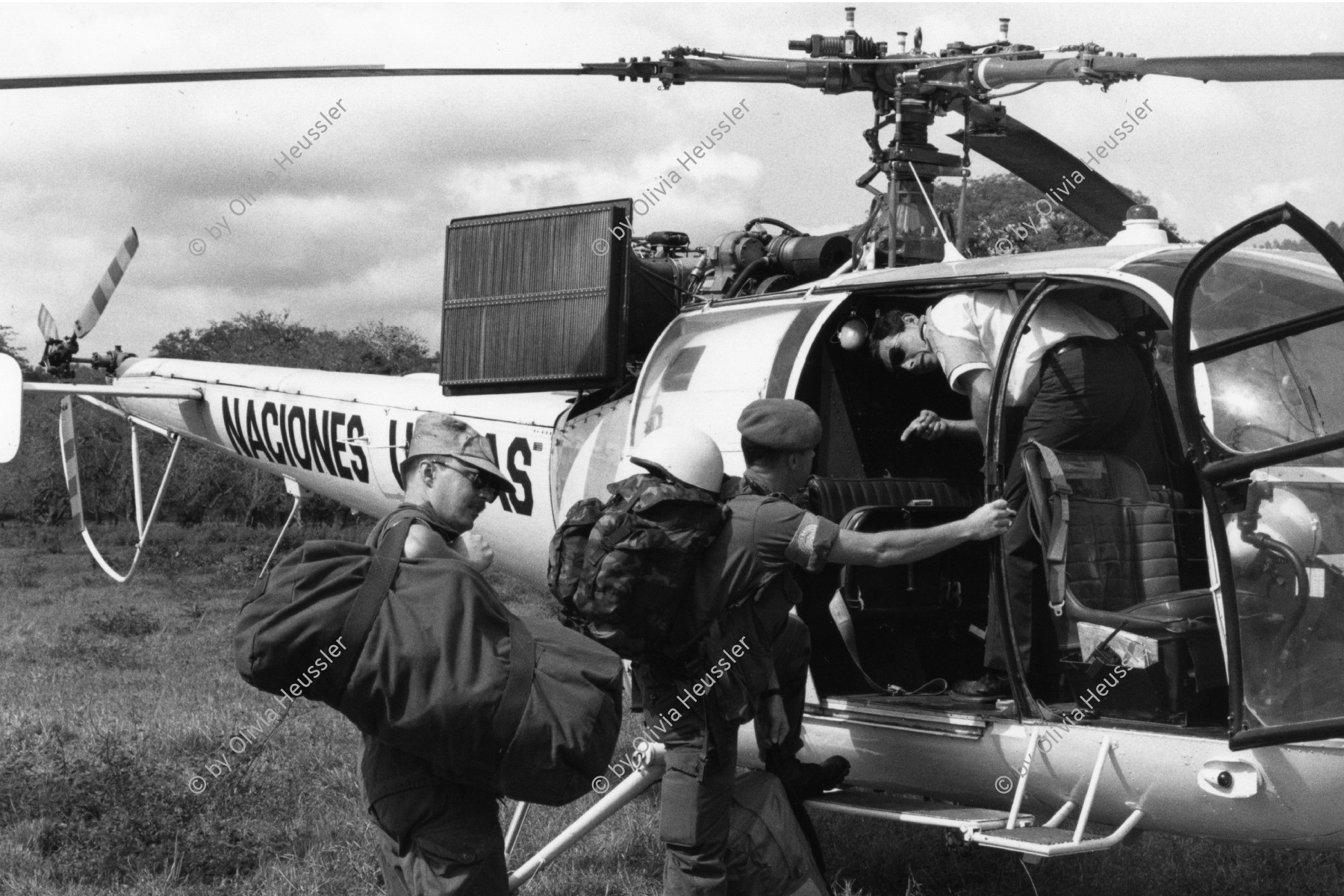 Image of sheet 19900250 photo 31: © 1990, OLIVIA HEUSSLER / www.clic.li
UNO soldaten Beamte steigen in einen Helikopter um in den Süden zu fliegen. Dort befinden sich die zu betreuenden Contras Contrarebellen USA Sandinisten War conflict Krieg Waffen. Honduras. Danli 1990 √