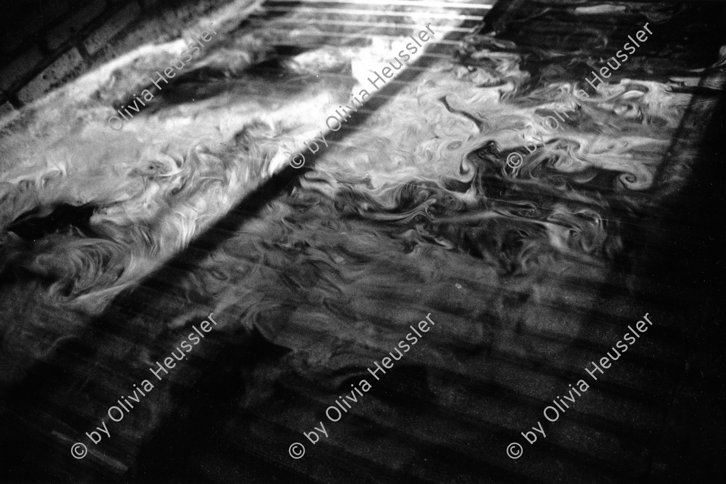 Image of sheet 19900250 photo 5: Haus Rauch durch das Dach im Zimmer bei Juanita. Eternit dach asbest roof smoke Esteli Nicaragua art America central 1990 √
Out of: From time to time  / VonZeitzuZeit 
ohne Aufkleber
Shadows and other Natures
Exhibition: Ateliers Ouverts, Mulhouse 2018
Silvergelatine Print 39x85 signed