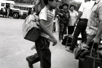 Image of sheet 19900250 photo 6: © 1990, OLIVIA HEUSSLER / www.clic.li
Schuhputzen von morgens bis abends ist für Juan ein täglicher Ueberlebenskampf. Los Manos Grenze zu Honduras 1990 √ work child street strasse kind Junge arbeit