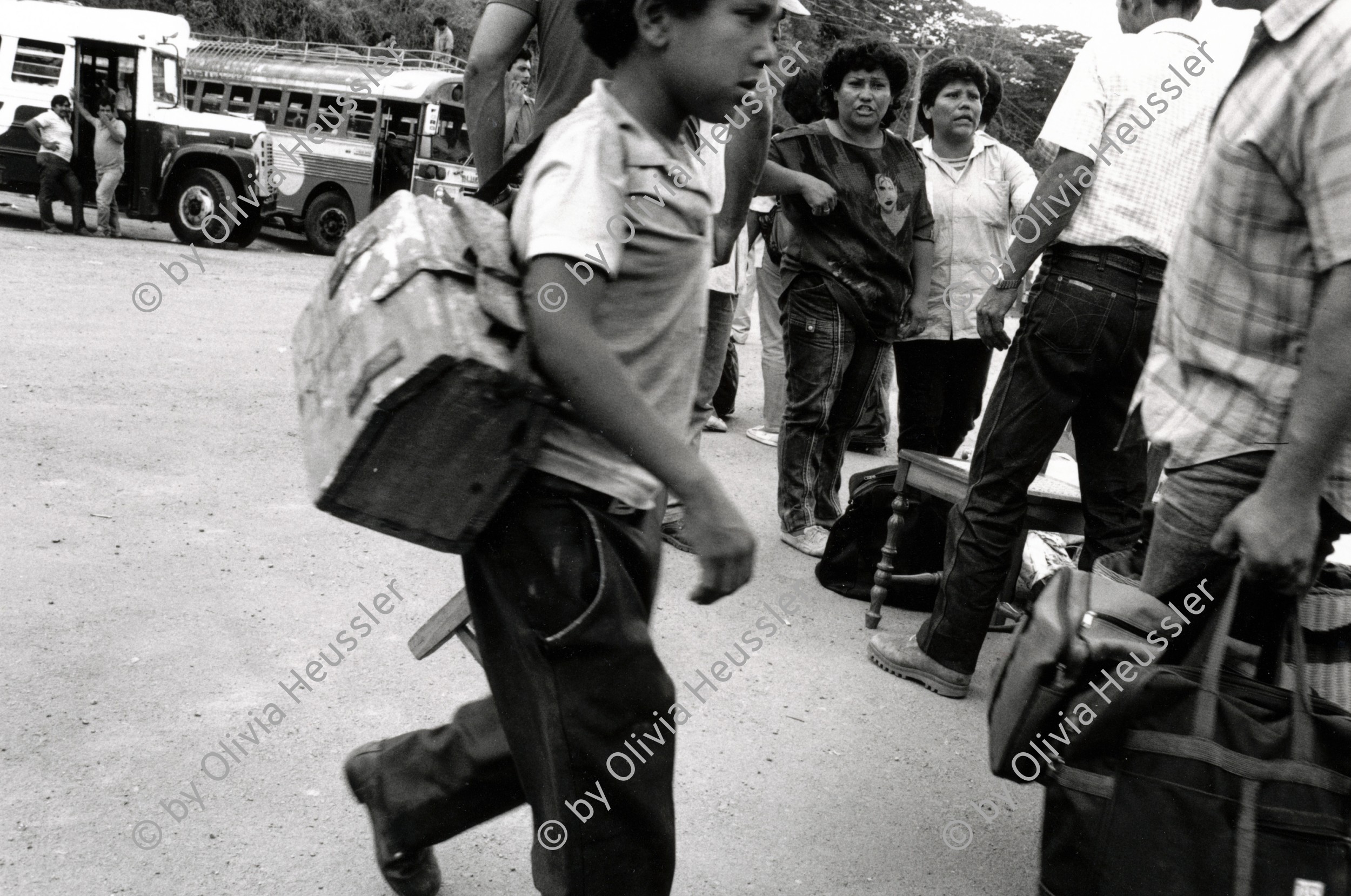 Image of sheet 19900250 photo 6: © 1990, OLIVIA HEUSSLER / www.clic.li
Schuhputzen von morgens bis abends ist für Juan ein täglicher Ueberlebenskampf. Los Manos Grenze zu Honduras 1990 √ work child street strasse kind Junge arbeit
