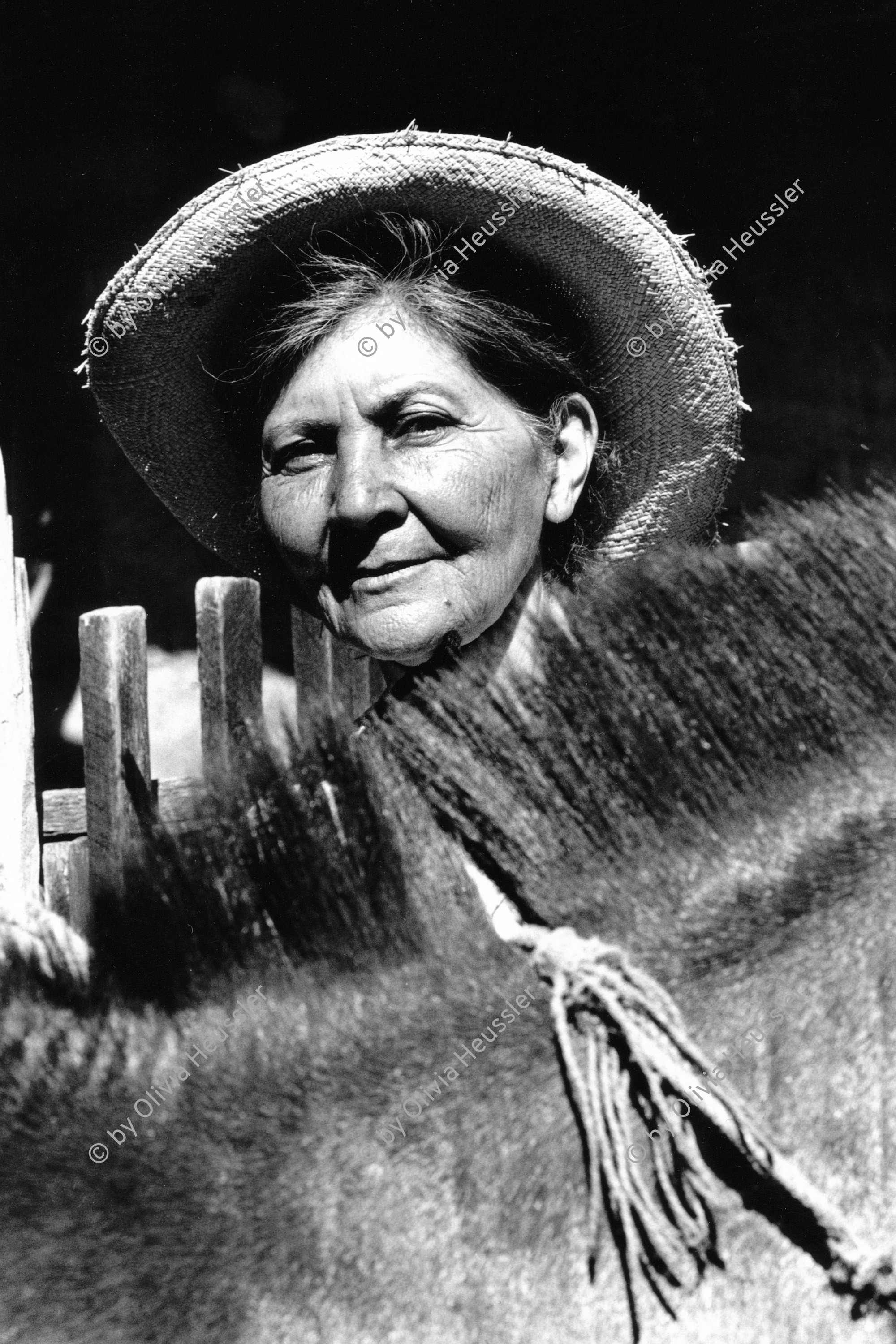 Image of sheet 19900260 photo 13: © 1990, OLIVIA HEUSSLER / www.clic.li
Campesina retrato  indigena  woman Portrait. Frauen Frau mit hut und horse Pferd. Honduras 1990 √ Las Trojes Amercia central refugee Flüchtling