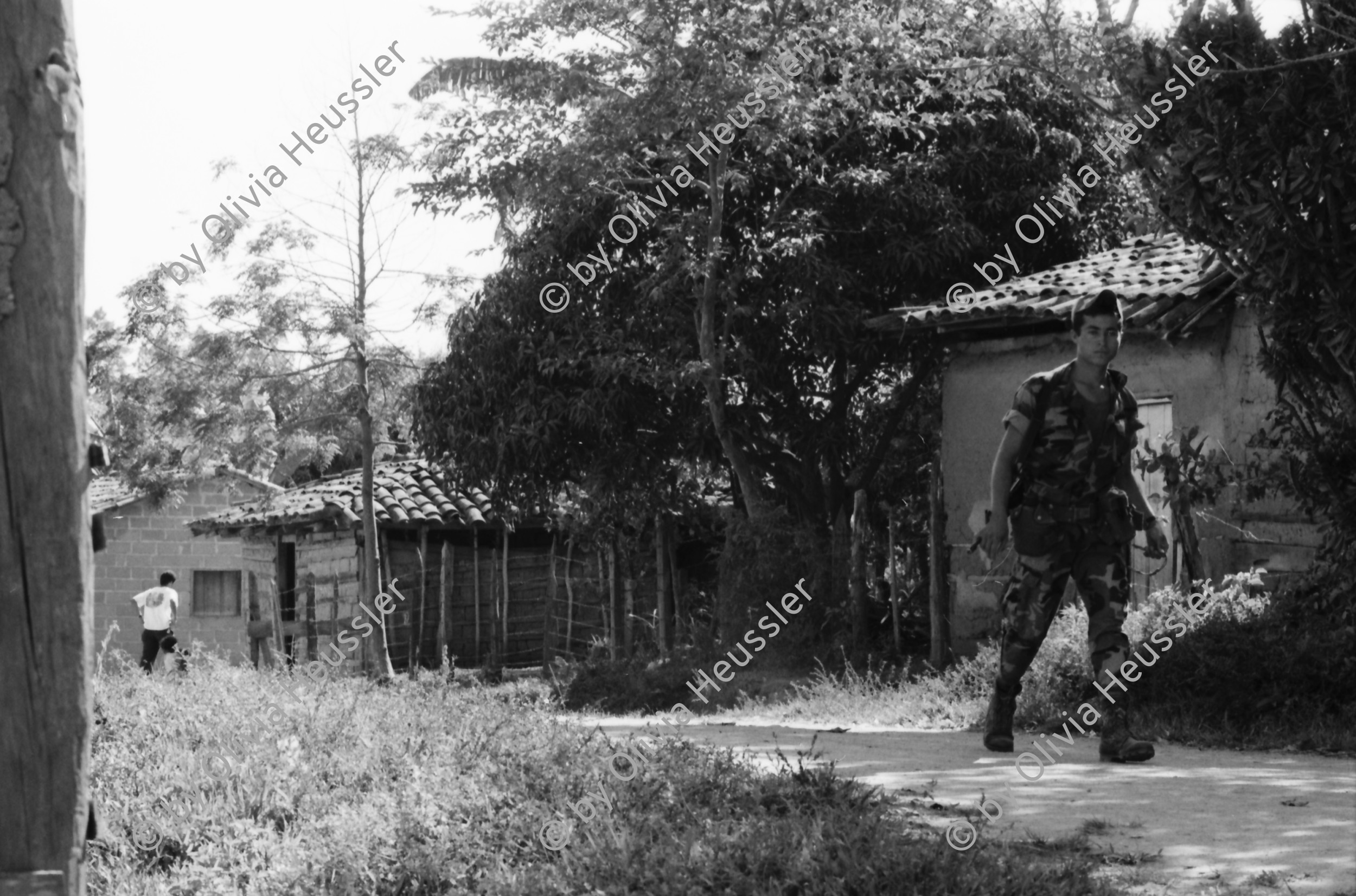 Image of sheet 19900260 photo 18: Teigplätzchen werden in diesem typischen alten Ofen gebacken. Eine Campesino Indio Frau Indigena und Kind vor dem rauchenden Rauch Holzofen. Honduras 1990 √ Las Trojes