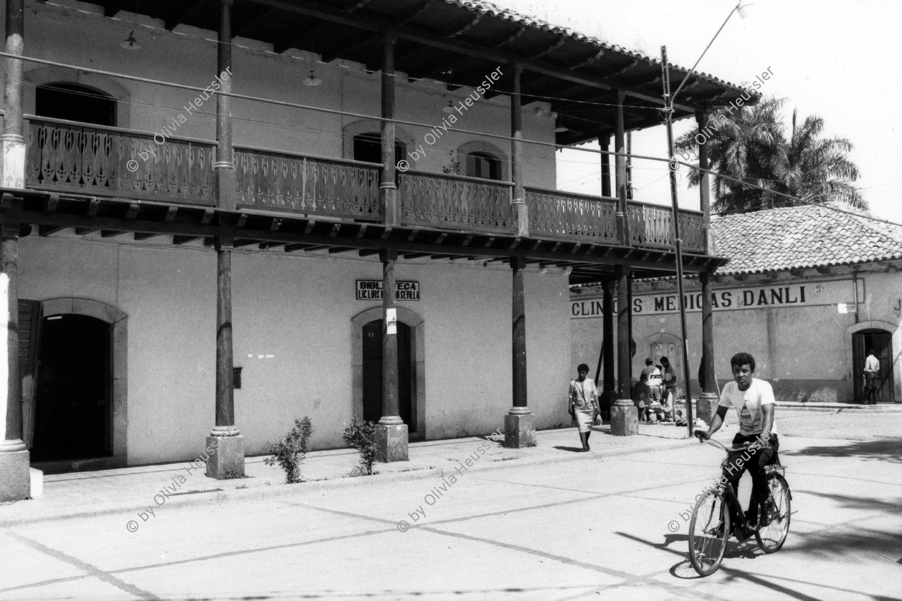 Image of sheet 19900260 photo 22: Platz vor der öffentlichen Bibliothek in Danli, Honduras 1990 Public library √ libreria publica