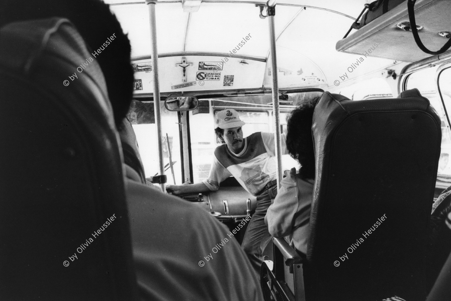 Image of sheet 19900260 photo 28: Der Händler bietet den Fahrgästen im Bus Produkte an. Public transport Honduras 1990 √ America central