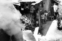 Image of sheet 19900260 photo 3: Eine Campesino Indigena Landarbeiter Familie mit ihren Kindern vor dem rauchenden Holz Ofen  Las Trojes Honduras 1990 √