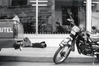 Image of sheet 19900260 photo 34: © 1990, OLIVIA HEUSSLER / www.clic.li
Dieser Indio Indigena Junge macht seine Siesta auf dem Gehsteig. Er lebt auf der Strasse. Honduras 1990 √ Boy sleeping on the street. child kind bube