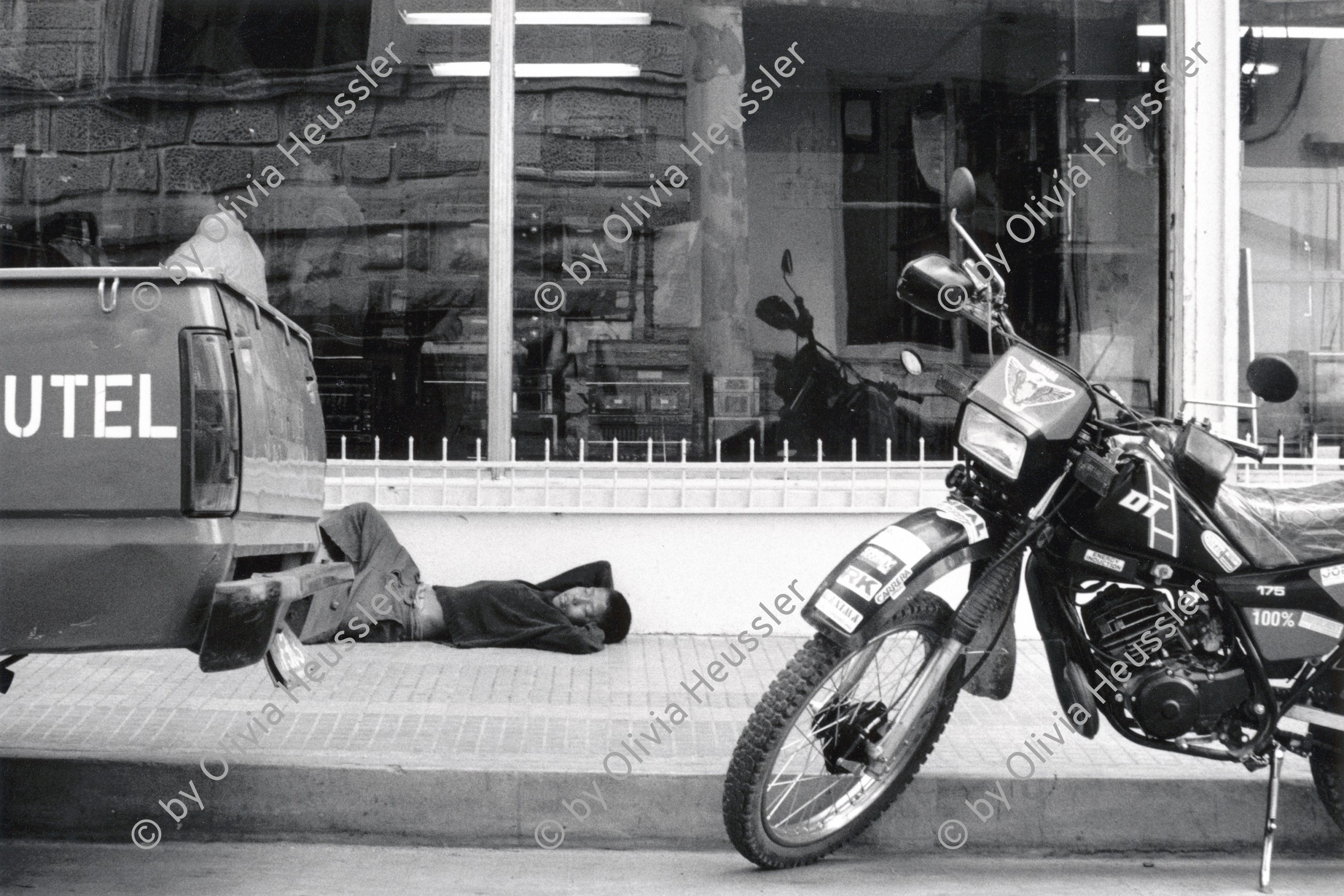 Image of sheet 19900260 photo 34: © 1990, OLIVIA HEUSSLER / www.clic.li
Dieser Indio Indigena Junge macht seine Siesta auf dem Gehsteig. Er lebt auf der Strasse. Honduras 1990 √ Boy sleeping on the street. child kind bube