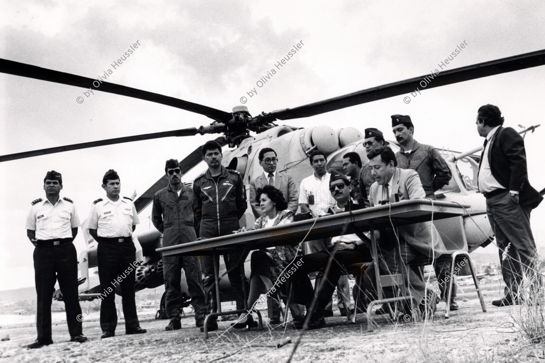 Image of sheet 19900270 photo 25: Ich kam in den Genuss, diese MI 21, ein russischer sovietischer Helikopter, der von einem nicaraguanisch sandinistischen Helikopter Piloten (EPS) nach Honduras entführt wurde und der desertiert hatte zu fotografieren. Hier bei der Rückgabe durch die Botschafterin an nicaraguanische Behörden Mitglieder.
Honduras Zentralamerika 1990


Mi-25s were also used by the Nicaraguan Army during the civil war of the 1980s. Nicaragua received 12 Mi-24s (some sources claim 18) in the mid-1980s to deal with American-backed Contra insurgents. The Mi-25s performed ground attacks on the Contras and were also fast enough to intercept light aircraft being used by the insurgents. The U.S. Reagan Administration regarded introduction of the Mi-25s as a major escalation of tensions in Central America.

Two Mi-25s were shot down by Stingers fired by the Contras. A third Mi-25 was damaged while pursuing Contras near the Honduran border, when it was intercepted by Honduran F-86 Sabres and A-37 Dragonflies. A fifth was flown by a defecting Sandinista pilot to Honduras in April 1990 √