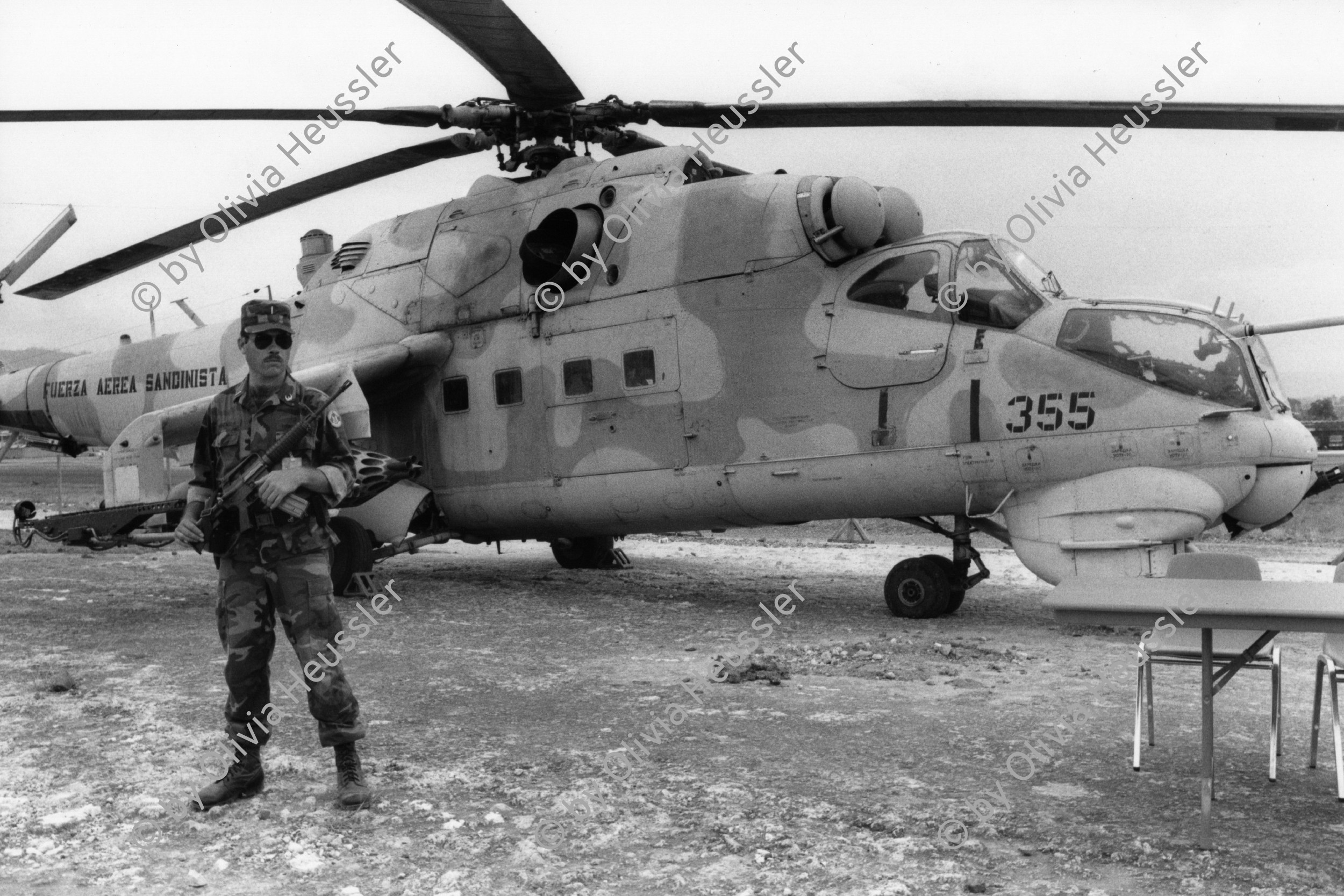 Image of sheet 19900270 photo 31: Dieser russische sovietische  Helicopter Helikopter (M-21) wurde von einem desertierten nicaraguanischen Soldaten nach Honduras geflogen. Honduras tegucigalpa 1990 √

Mi-25s were also used by the Nicaraguan Army during the civil war of the 1980s.[22][23] Nicaragua received 12 Mi-24s (some sources claim 18) in the mid-1980s to deal with American-backed "Contra" insurgents.[21] The Mi-25s performed ground attacks on the Contras and were also fast enough to intercept light aircraft being used by the insurgents. The U.S. Reagan Administration regarded introduction of the Mi-25s as a major escalation of tensions in Central America.

Two Mi-25s were shot down by Stingers fired by the Contras. A third Mi-25 was damaged while pursuing Contras near the Honduran border, when it was intercepted by Honduran F-86 Sabres and A-37 Dragonflies. A fourth was flown by a defecting Sandinista pilot to Honduras