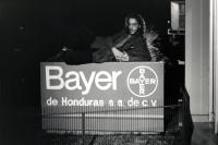 Image of sheet 19900270 photo 36: AP Photographer Michael Stravato posiert auf der Werbetafel der BAYER Tegucigalpa Chemie Fabrik Honduras, 1990.