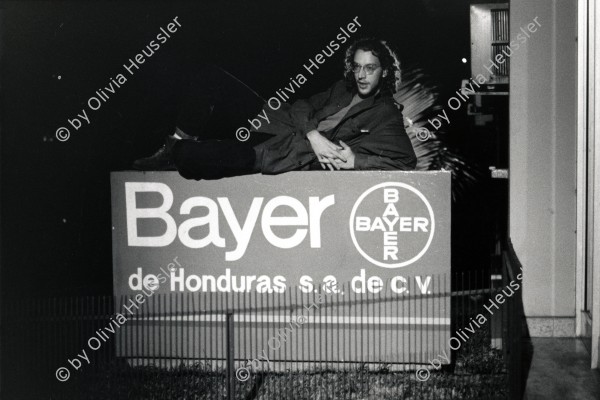 Image of sheet 19900270 photo 36: AP Photographer Michael Stravato posiert auf der Werbetafel der BAYER Tegucigalpa Chemie Fabrik Honduras, 1990.