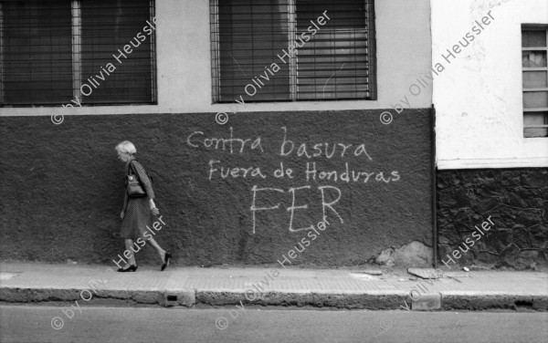 Image of sheet 19900270 photo 9: »Contra basura Fuera de Honduras FER«, Graffiti gegen die Contra-Rebellen, Zentralamerika 1990.


Honduras in April 1990 Central america