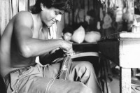 Image of sheet 19900280 photo 21: Mann arbeitet mit Leder. Handarbeit Beim Kürschner. Lederverarbeitung Handwerk traditionelles. tradition Gürtel Schuhe etc. Sattel Sattler Esteli Nicaragua 1990 √