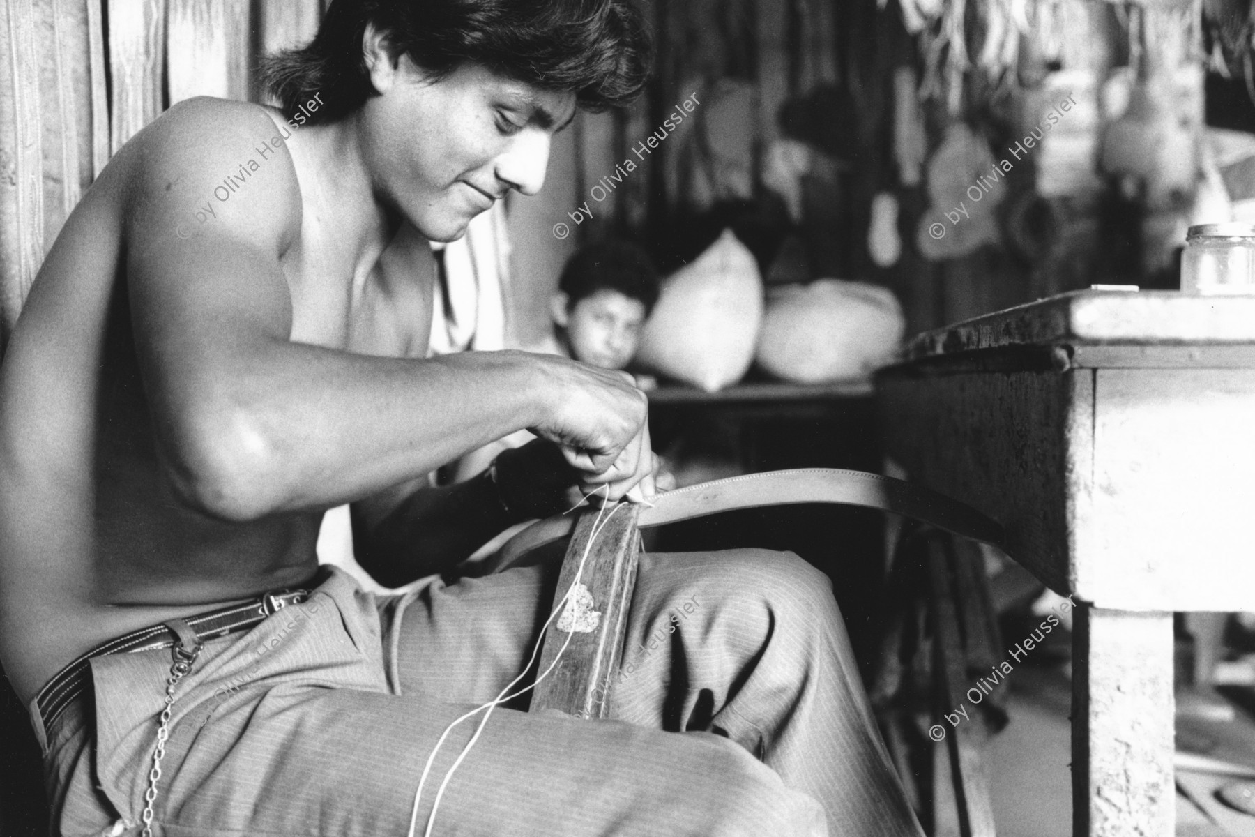 Image of sheet 19900280 photo 21: Mann arbeitet mit Leder. Handarbeit Beim Kürschner. Lederverarbeitung Handwerk traditionelles. tradition Gürtel Schuhe etc. Sattel Sattler Esteli Nicaragua 1990 √