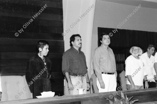 Image of sheet 19900280 photo 30: Ernesto Cardenal, Leonico Saenz und Daniel Ortega spricht, Sergio Ramirez und Rosario Murillo. im Olof Palme Zentrum. Frauen tanzen. Managua 1990