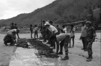 Image of sheet 19900290 photo 24: TV steht an unserem Jeep als Schutz gegen die Angreifer Die Journalisten von Washington Post. mit Kanonen und Journalisten. Gruppenbild
Daniel 10 Yankees UNO steht in Esteli. Junger Knabe arbeitet als Schuhputzer. Portrait. Sandinistische Soldaten marschieren auf der Panamericana. Nicaragua

Honduras die Tochter von Ernst Bucher von Cosude. 17.03 Yamales Dorf der Contra. Die Contra wird von UN-Soldaten United Nations UNO ONU entwaffnet. Von alten unbrauchbaren Waffen Munitionskisten. Vorbereitung zur Waffenübergabe an die UN- ONUCA. Essen wird rausgegeben. Automatische waffen Maschinengewehre. Honduras 1990