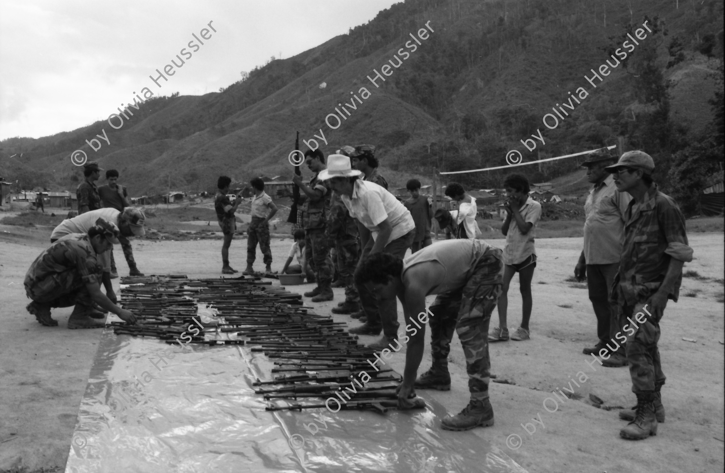 Image of sheet 19900290 photo 24: TV steht an unserem Jeep als Schutz gegen die Angreifer Die Journalisten von Washington Post. mit Kanonen und Journalisten. Gruppenbild
Daniel 10 Yankees UNO steht in Esteli. Junger Knabe arbeitet als Schuhputzer. Portrait. Sandinistische Soldaten marschieren auf der Panamericana. Nicaragua

Honduras die Tochter von Ernst Bucher von Cosude. 17.03 Yamales Dorf der Contra. Die Contra wird von UN-Soldaten United Nations UNO ONU entwaffnet. Von alten unbrauchbaren Waffen Munitionskisten. Vorbereitung zur Waffenübergabe an die UN- ONUCA. Essen wird rausgegeben. Automatische waffen Maschinengewehre. Honduras 1990