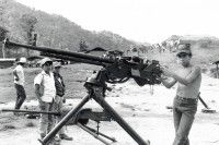 Image of sheet 19900290 photo 29: Alte Waffen der Contra werden den UNO - Troops Truppen abgegeben. Hier spielt ein Junge mit einer Fliegerabwehr kanone. Honduras 1990 √ canon boy old weapon Rebels weapon army soldier child  air defense