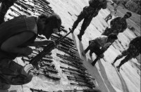 Image of sheet 19900290 photo 30: TV steht an unserem Jeep als Schutz gegen die Angreifer Die Journalisten von Washington Post. mit Kanonen und Journalisten. Gruppenbild
Daniel 10 Yankees UNO steht in Esteli. Junger Knabe arbeitet als Schuhputzer. Portrait. Sandinistische Soldaten marschieren auf der Panamericana. Nicaragua

Honduras die Tochter von Ernst Bucher von Cosude. 17.03 Yamales Dorf der Contra. Die Contra wird von UN-Soldaten United Nations UNO ONU entwaffnet. Von alten unbrauchbaren Waffen Munitionskisten. Vorbereitung zur Waffenübergabe an die UN- ONUCA. Essen wird rausgegeben. Automatische waffen Maschinengewehre. Honduras 1990