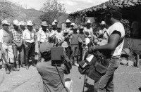 Image of sheet 19900290 photo 5: TV steht an unserem Jeep als Schutz gegen die Angreifer Die Journalisten von Washington Post. mit Kanonen und Journalisten. Gruppenbild
Daniel 10 Yankees UNO steht in Esteli. Junger Knabe arbeitet als Schuhputzer. Portrait. Sandinistische Soldaten marschieren auf der Panamericana. Nicaragua

Honduras die Tochter von Ernst Bucher von Cosude. 17.03 Yamales Dorf der Contra. Die Contra wird von UN-Soldaten United Nations UNO ONU entwaffnet. Von alten unbrauchbaren Waffen Munitionskisten. Vorbereitung zur Waffenübergabe an die UN- ONUCA. Essen wird rausgegeben. Automatische waffen Maschinengewehre. Honduras 1990