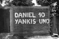 Image of sheet 19900290 photo 6: 'Daniel 10 Yankees UNO' steht in Esteli an einer Mauer Graffiti Politisches Nicaragua 1990 √