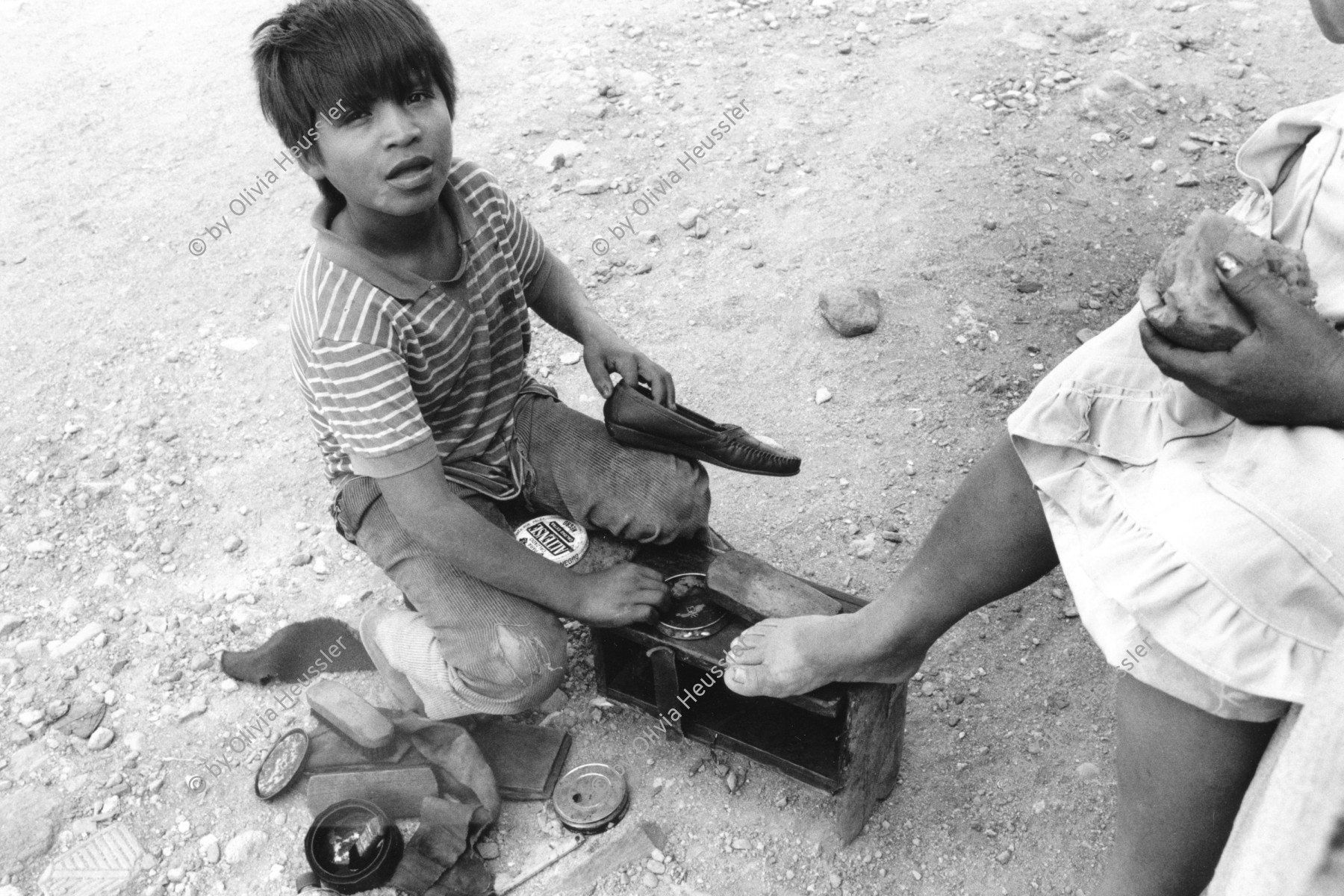 Image of sheet 19900290 photo 7: Dieser kleine Junge unterstützt mit seiner Arbeit seine Familie. Nicaragua 1990 √ Kinderarbeit Schuhputzer Schuhe Putzen shoe cleaner work kid boy child children