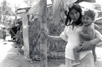 Image of sheet 19900300 photo 16: Die Zukunft dieser Companera mit Kind ist ungewiss. Der Vater des Kindes kämpft als Contra soldat in Nicaragua √ Mother child baby camp war refugee flüchtling  √ Honduras 1990 soldier army rebels Portrait Yamales