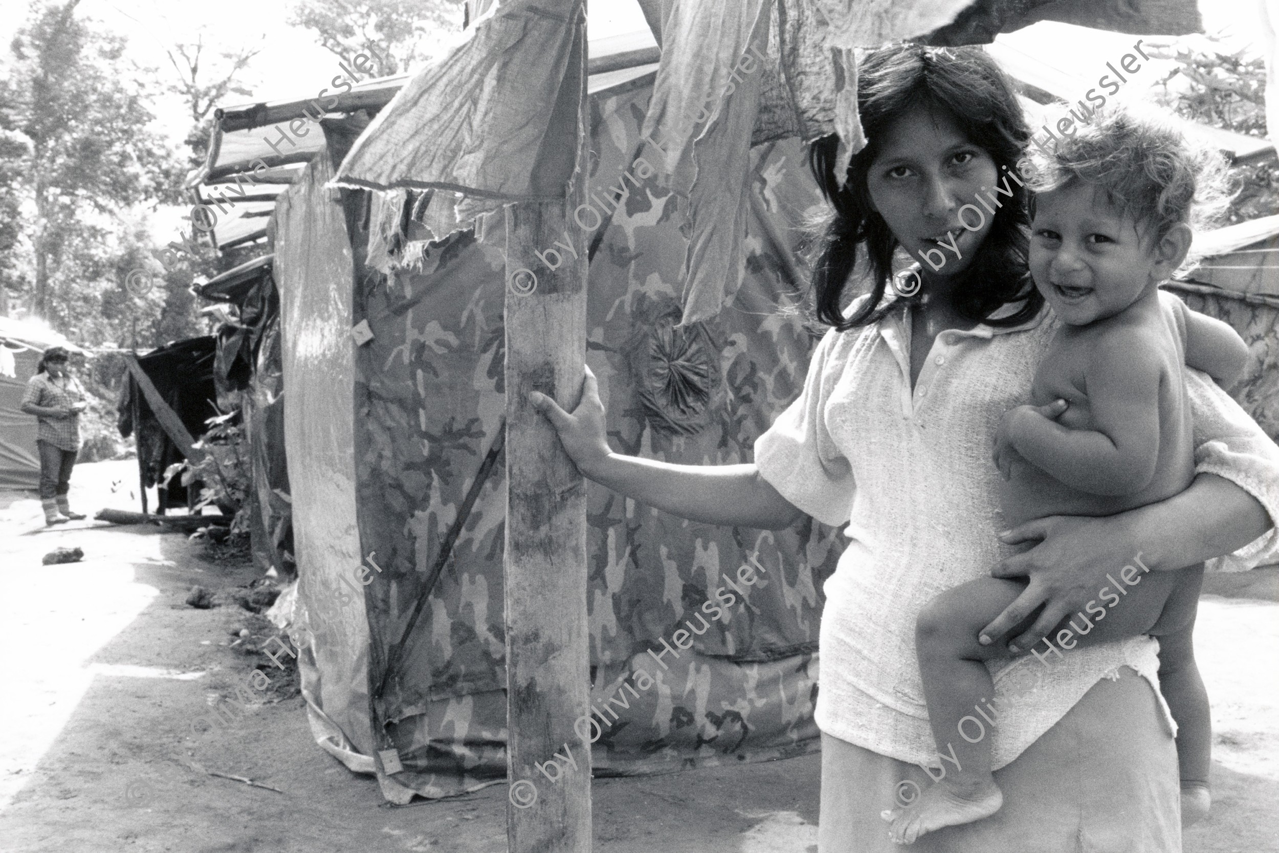 Image of sheet 19900300 photo 16: Die Zukunft dieser Companera mit Kind ist ungewiss. Der Vater des Kindes kämpft als Contra soldat in Nicaragua √ Mother child baby camp war refugee flüchtling  √ Honduras 1990 soldier army rebels Portrait Yamales