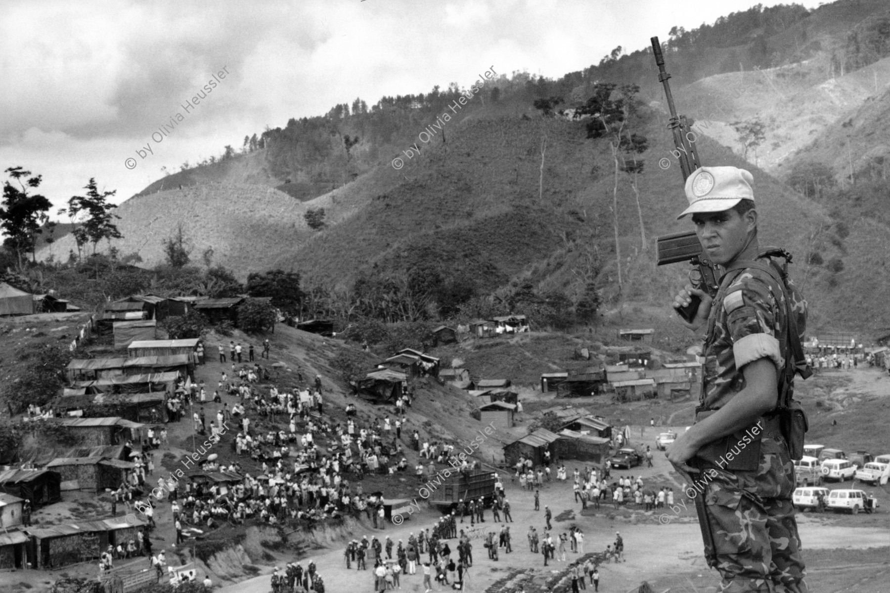 Image of sheet 19900300 photo 27: Ein venezolanischer UN-Soldat bewacht in Yamales die Zerstörung von Waffen der Contra-Rebellen, Honduras 1990.
 soldier UNO United nations 1990 √ soldier army armed weapon rifle peace keeping America central Zentralamerika  Friedenstruppen bewaffneter Armee angehöriger