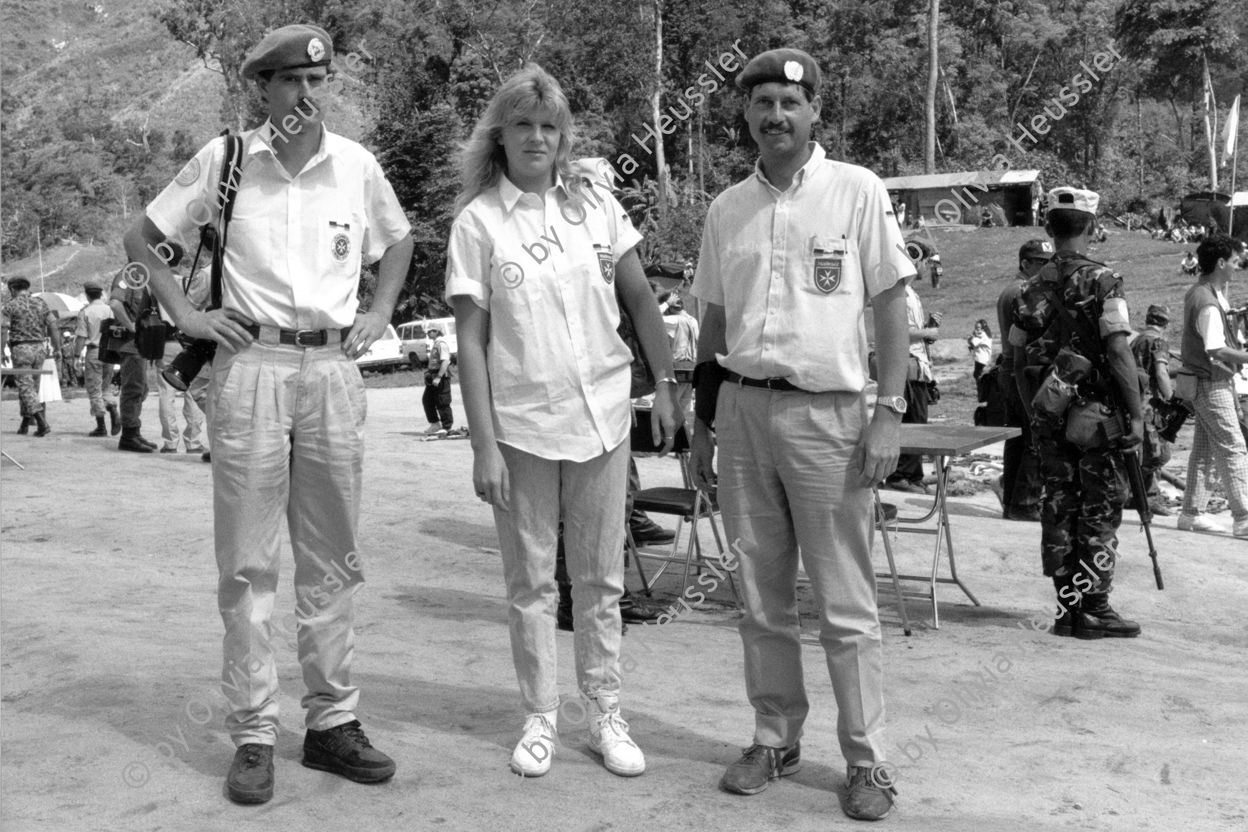 Image of sheet 19900300 photo 31: Deutsch Aerzte Ärzte und Krankenschwester aus der BRD betreuen die UNO-Truppen und Contrasoldaten während der Entwaffnung. Yamales Honduras. Medical asistant doctor health asistance Militarycamp Contra rebels European peace keeper Friedenstruppen 1990 Central america Zentralamerika medicine nurse UNO UN  √