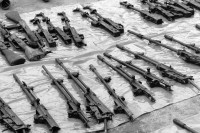 Image of sheet 19900300 photo 35: Am 18. April fanden in Yamales die Offiziellen Feierlichkeiten zur Entwaffnung der Contra durch die UN-Truppen statt. Neben den alten unbrauchbaren Waffen und die wenige Munition, war nicht mehr viel an Kriegsmaterial zurückzunehmen. Die funktionierenden Waffen nahm die Contra ein paar Tage vorher mit nach Nicaragua. Honduras 1990
√ weapon war soldier army rebels AK-47 rifle old contra rebels munition war